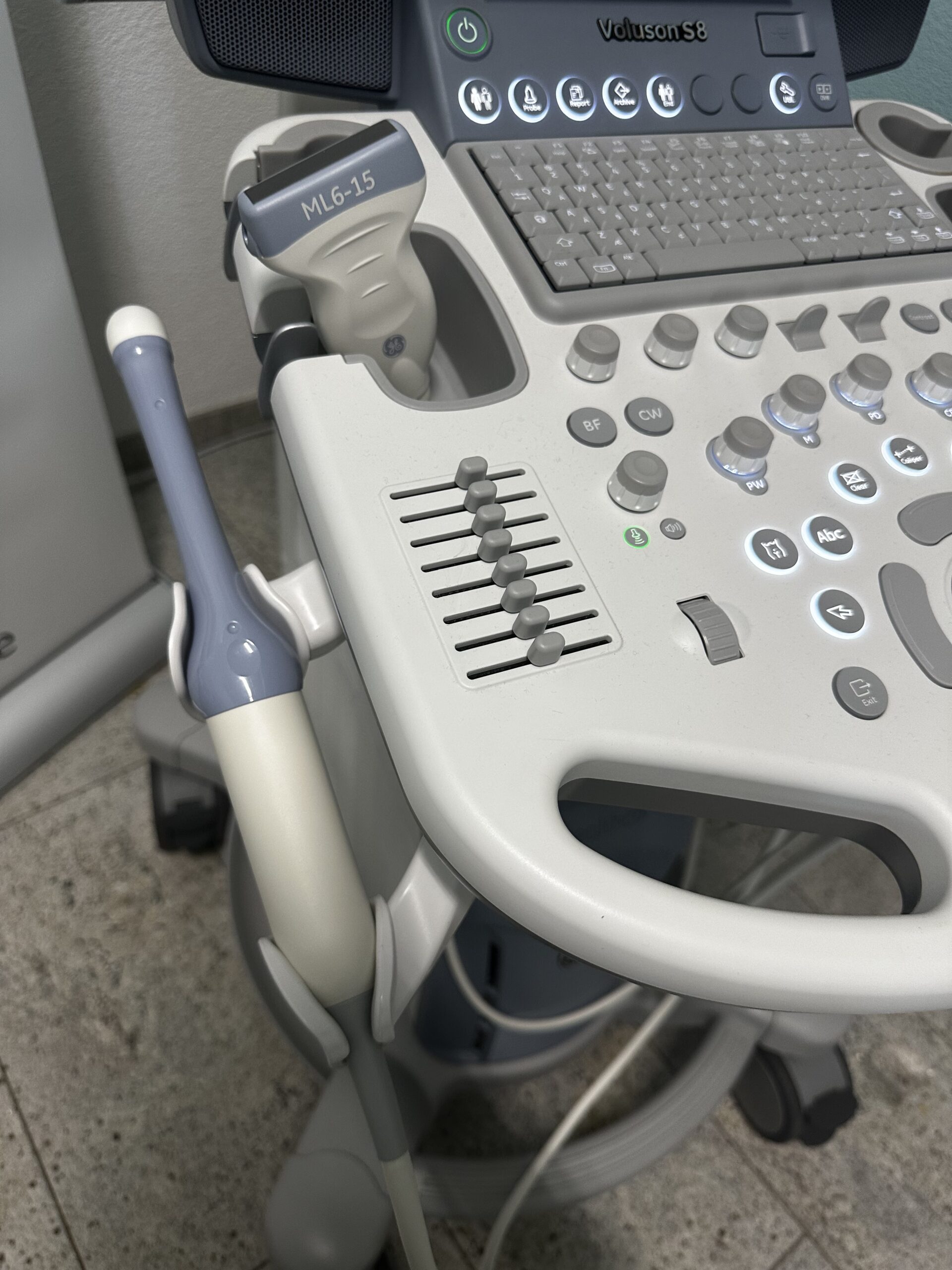 Jung Gebrauchtsystem GE VOLUSON S8 BT18 mit 3 Sonden – Bild 7